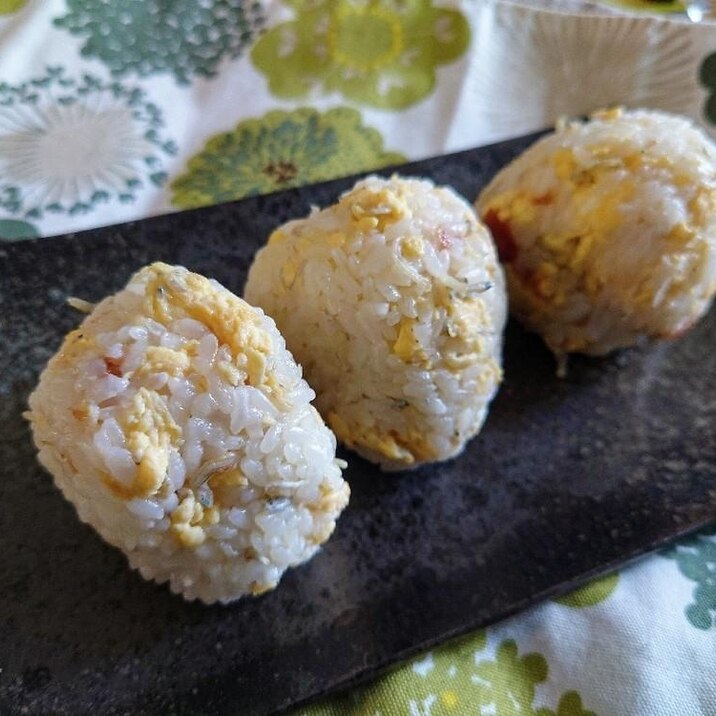 お弁当に!梅肉ちりめん卵おにぎり